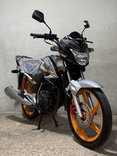 Honda cb150f 2025 model ( 2000 km used only )