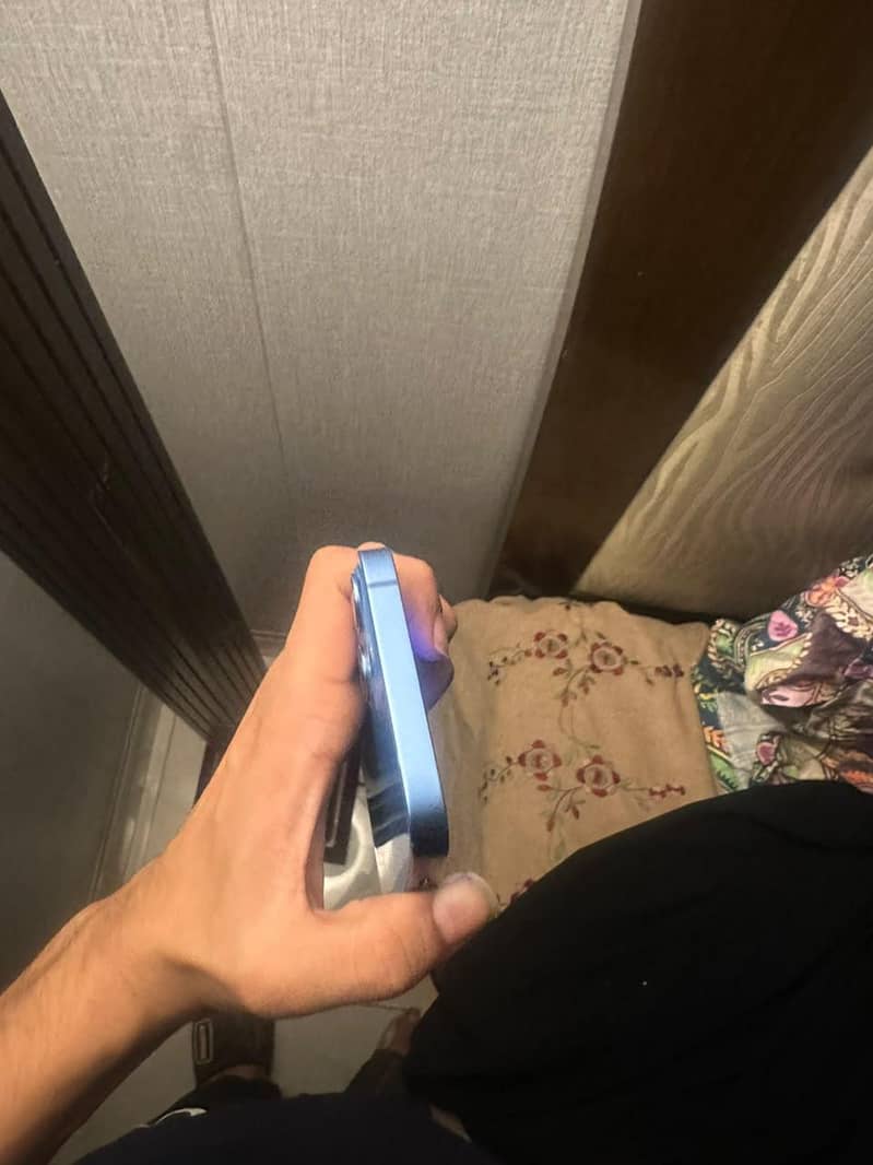 Apple iPhone 13 4