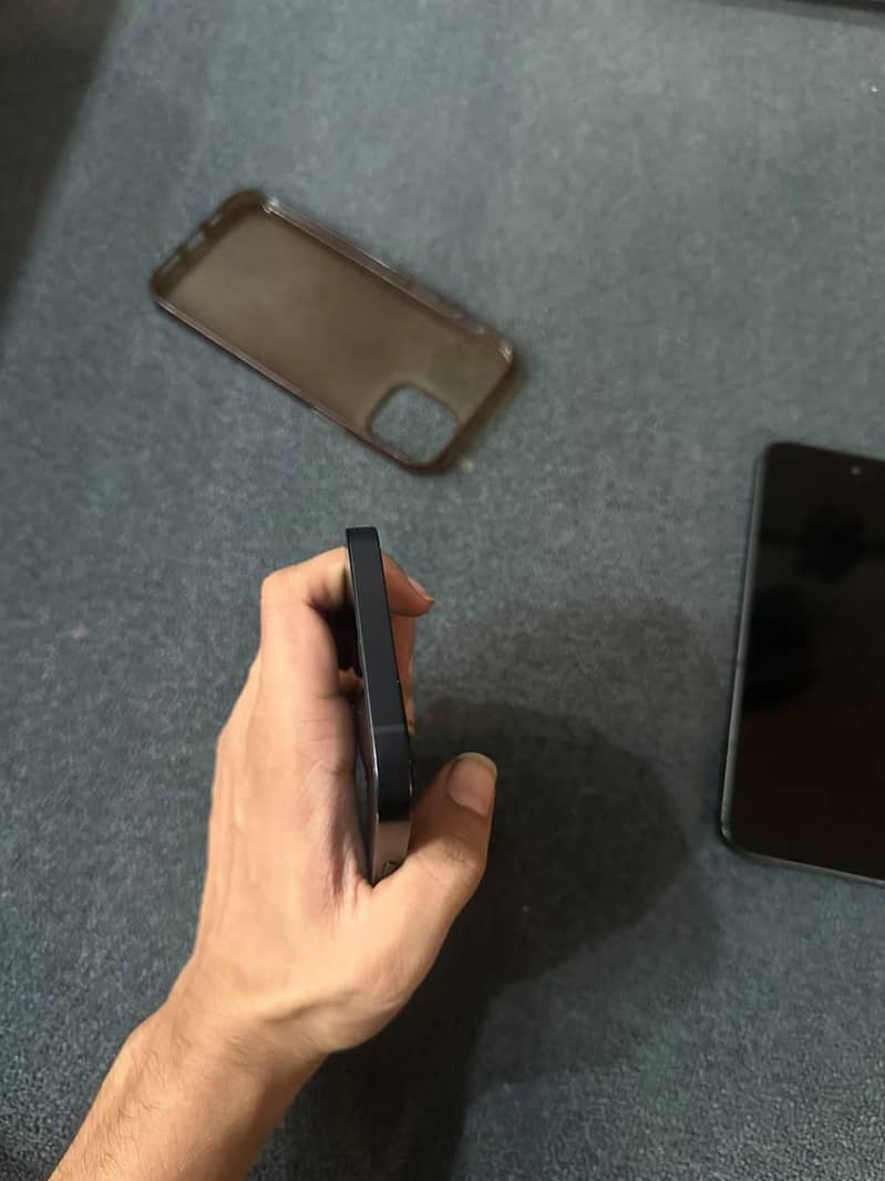 Apple iPhone 12 4
