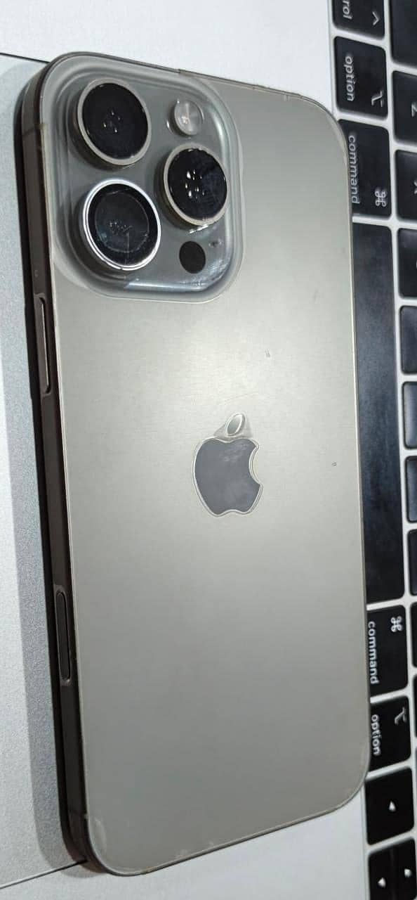 Apple iPhone 16 Pro Max 3