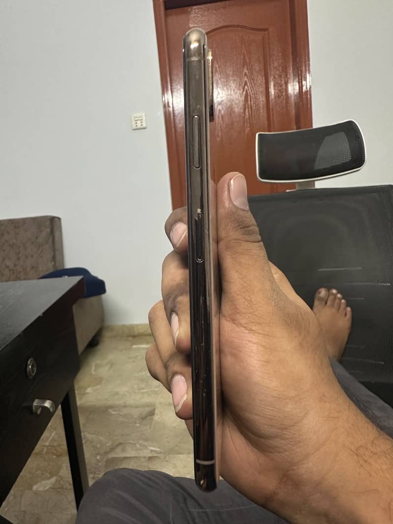 Apple iPhone XS Max 1