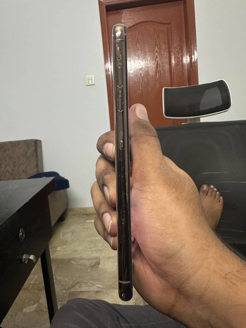 Apple iPhone XS Max 3