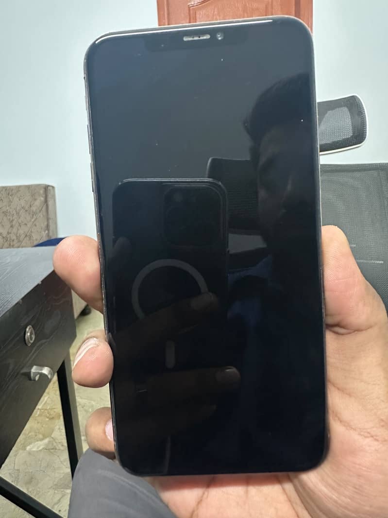Apple iPhone XS Max 4
