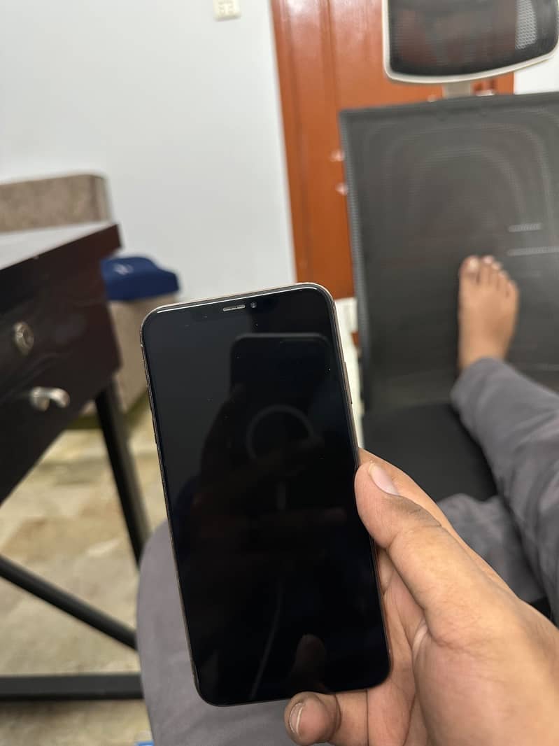 Apple iPhone XS Max 5