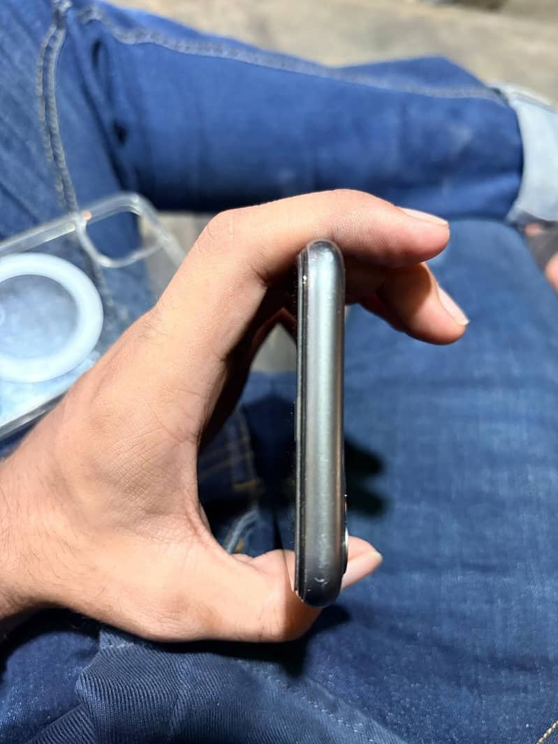 Apple iPhone 11 3