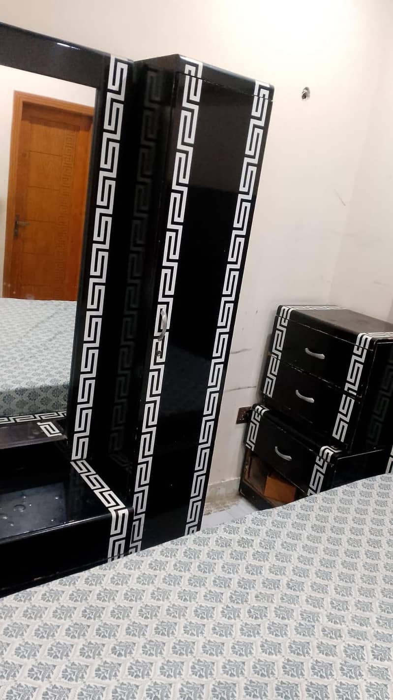 bed set side table and dressing , chester 1