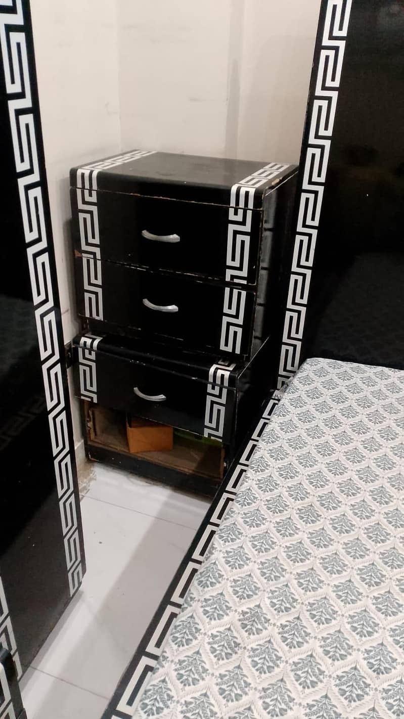 bed set side table and dressing , chester 3