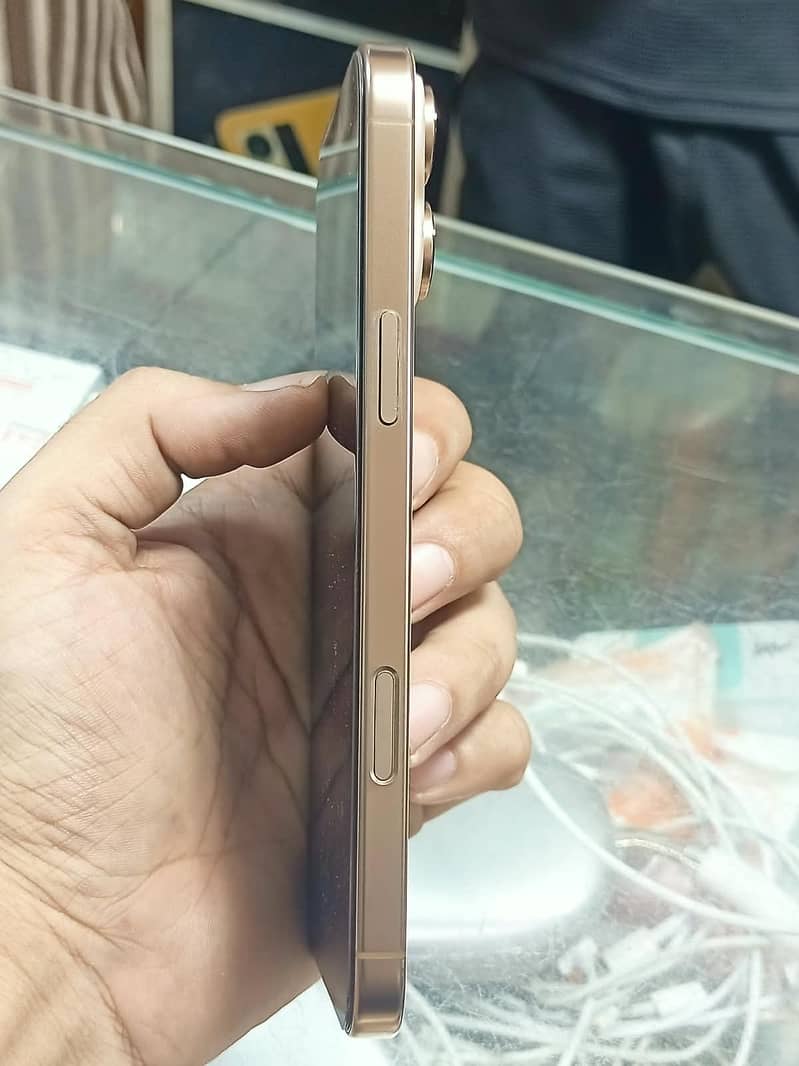 Apple iPhone 16 Pro Max 3