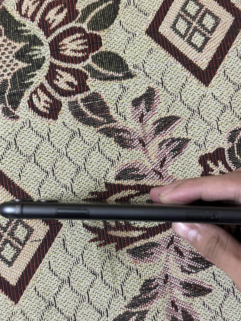 Apple iPhone 11 4