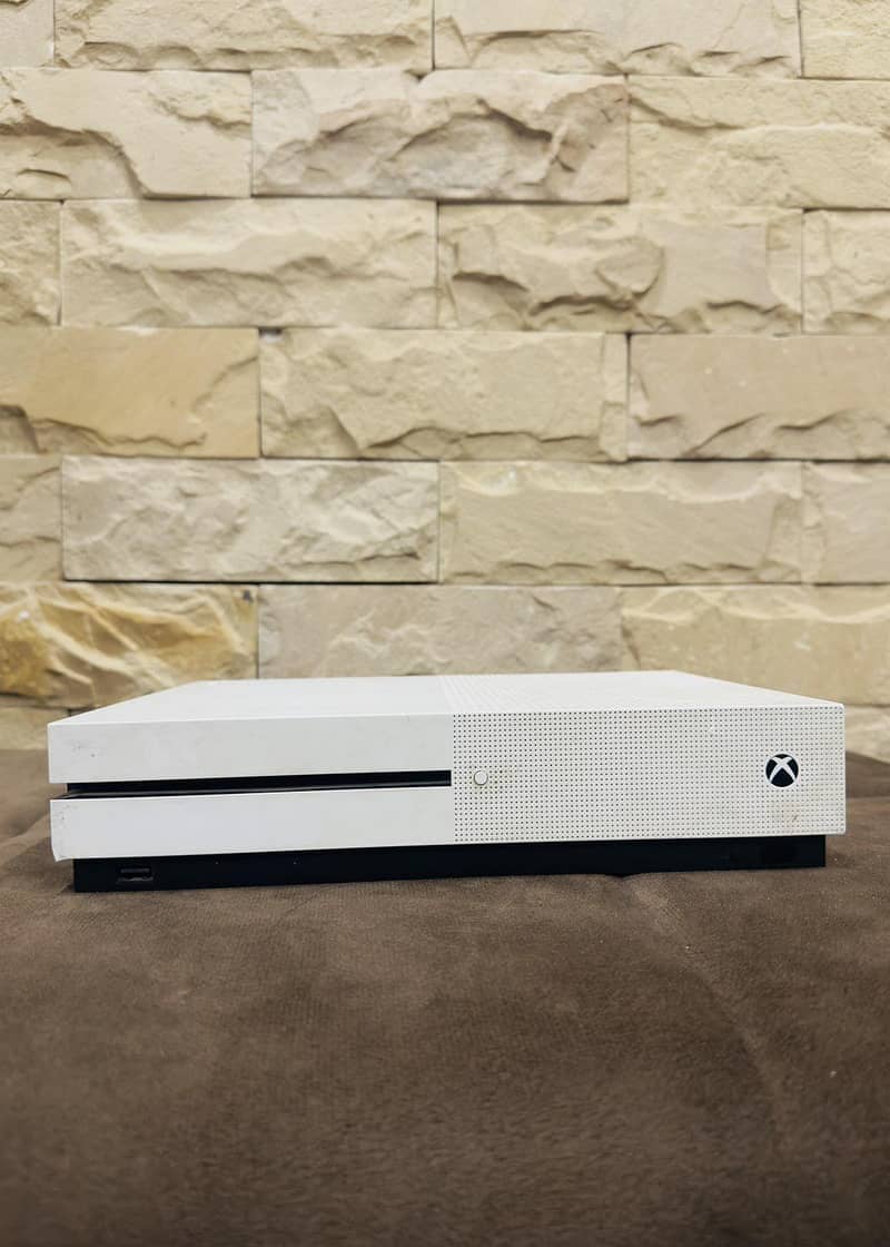XBOX ONE S 781 GB WITH ADDITIONAL CONTROLLER 2