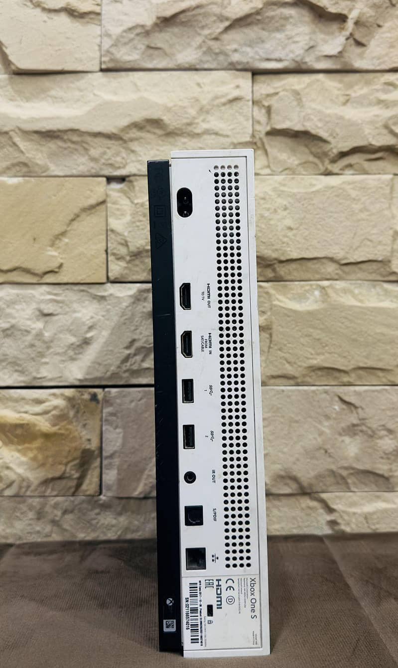 XBOX ONE S 781 GB WITH ADDITIONAL CONTROLLER 3