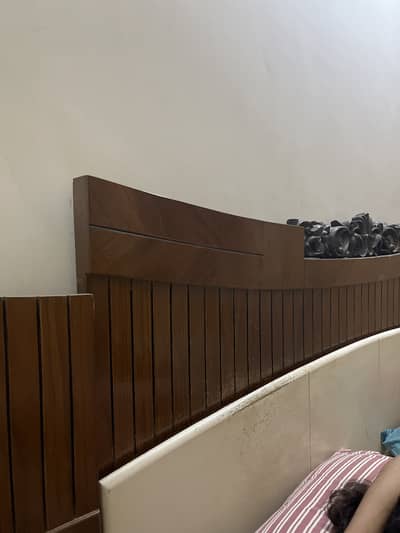 King size bed with two side tables wing design