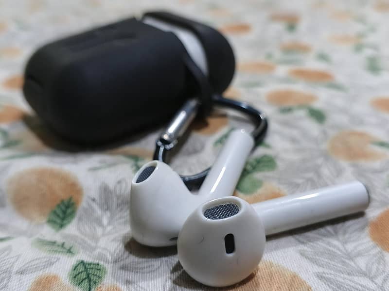 wireless earbuds 1