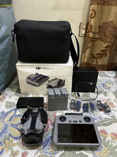 DJI mini 5 pro fly more combo Plus 52 mint batteries O3l7.4OO47O7