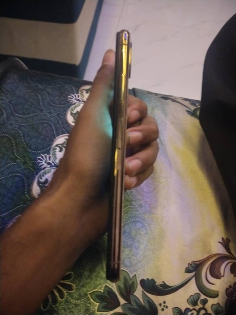 Apple iPhone XS Max 3