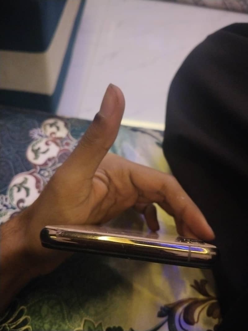 Apple iPhone XS Max 4