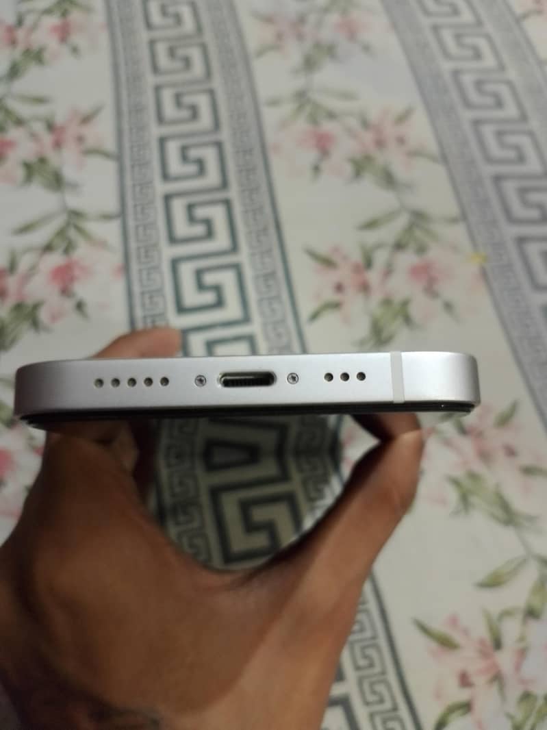 Apple iPhone 12 4