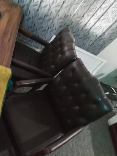 achi chairs hai condition theek hai