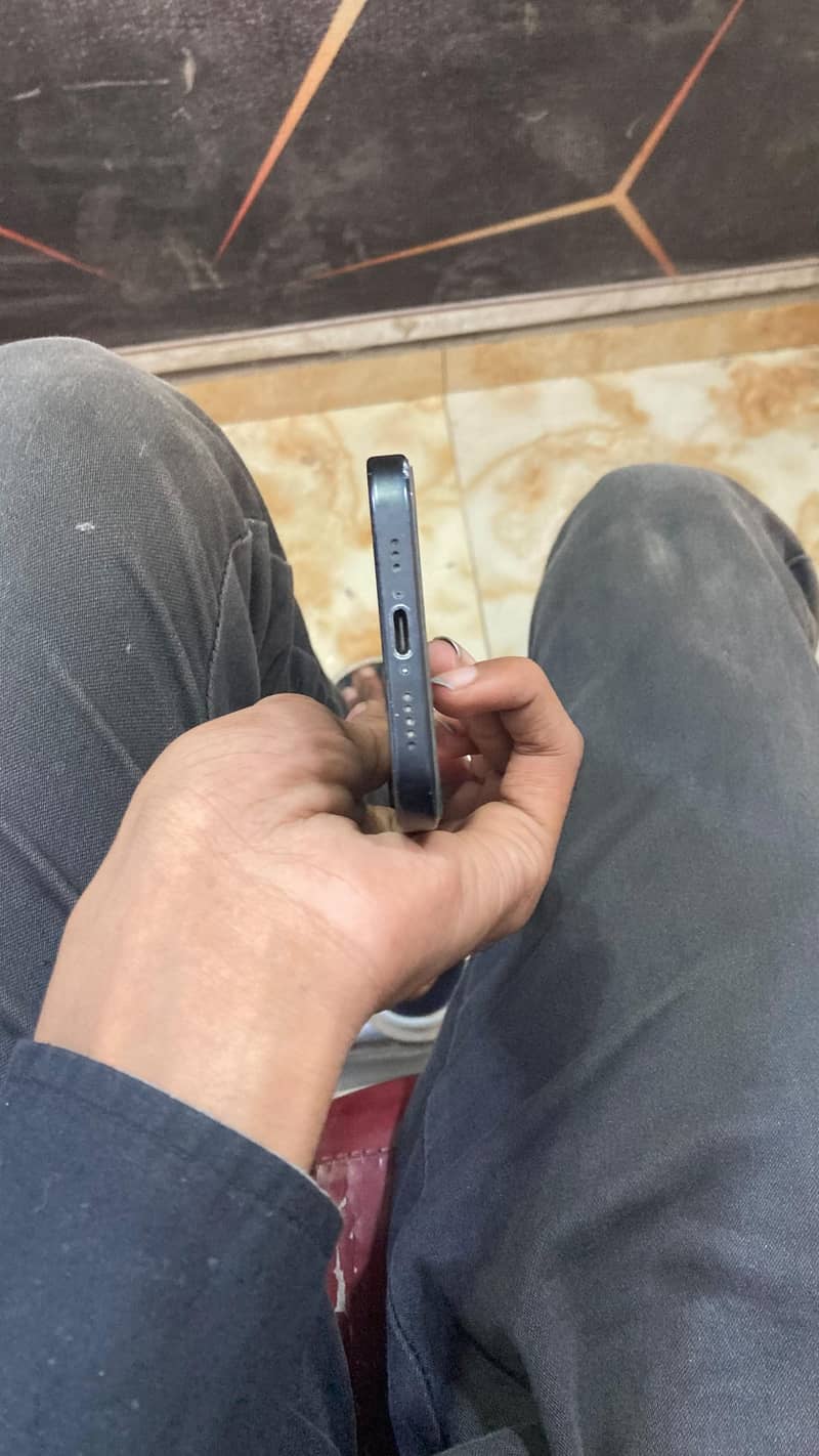 Apple iPhone 15 4