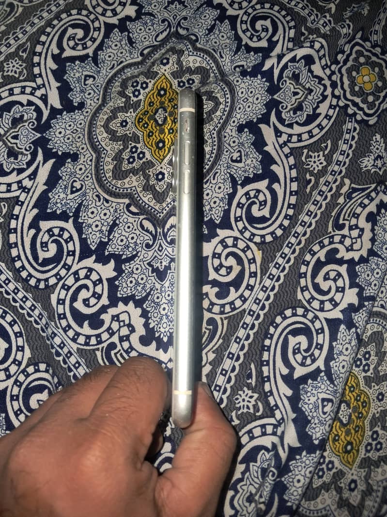 Apple iPhone 11 4