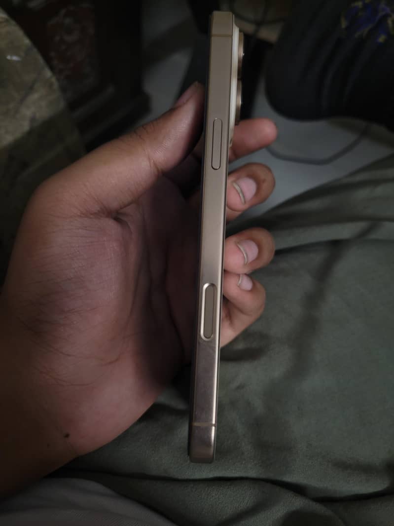Apple iPhone 16 Pro Max 1