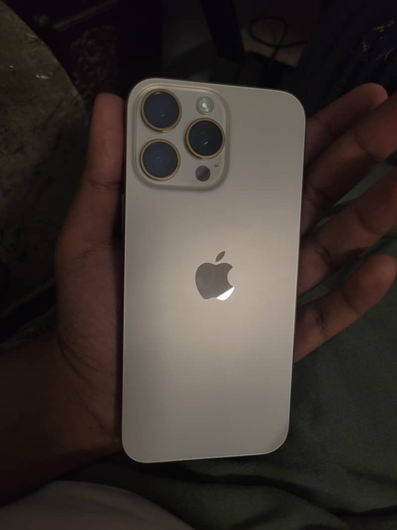Apple iPhone 16 Pro Max 4