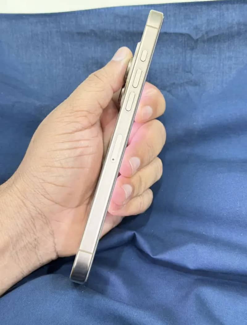 Apple iPhone 16 Pro Max 3
