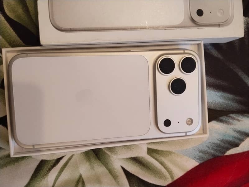 Apple iPhone 17 Pro Max 4