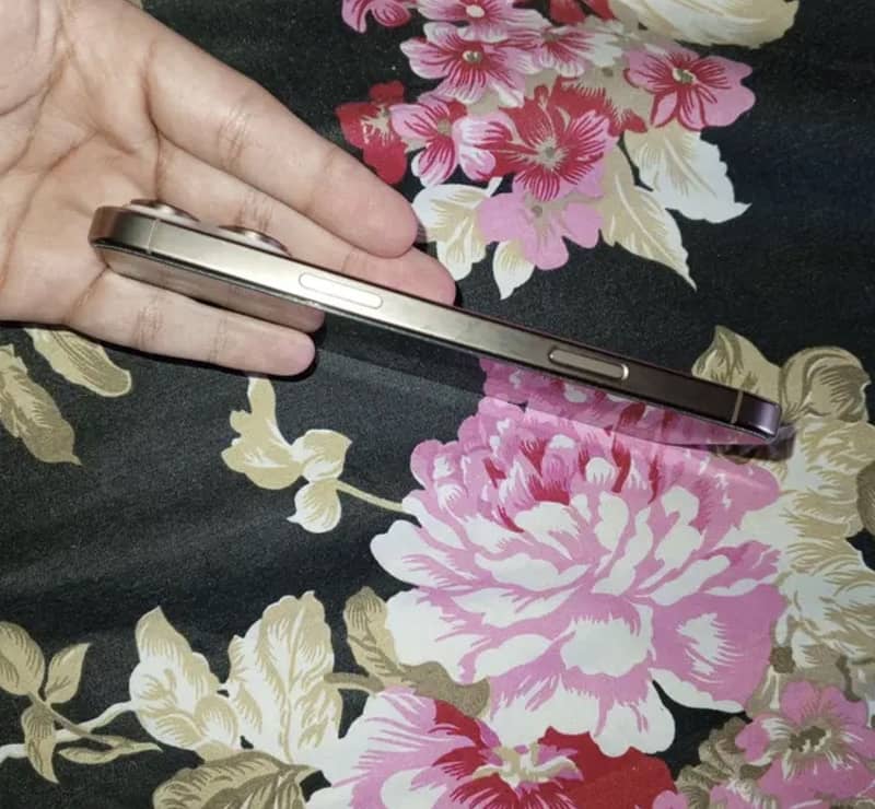 Apple iPhone 16 Pro Max 4