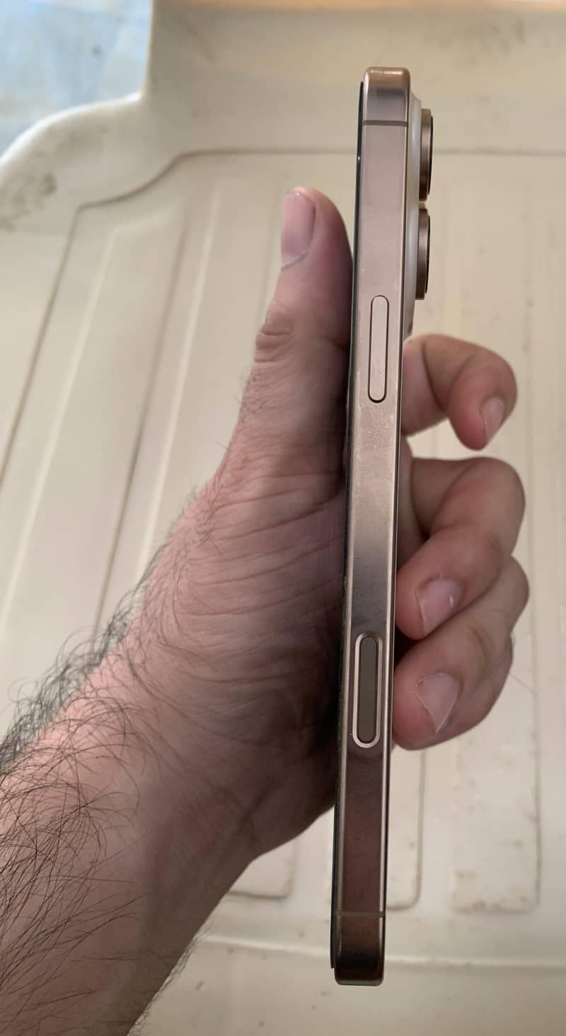 Apple iPhone 16 Pro Max 4