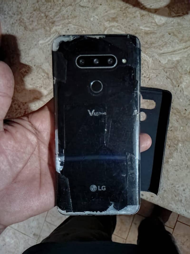 LG V40 ThinQ 4