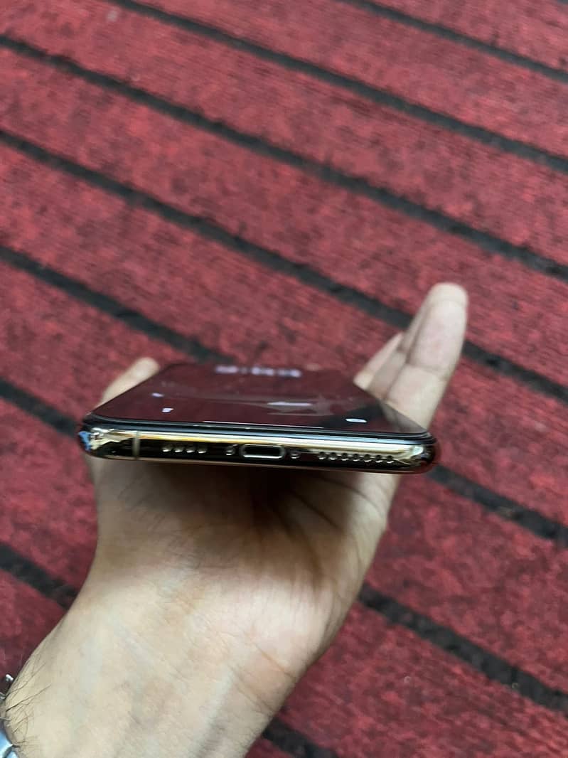 Apple iPhone XS Max 5