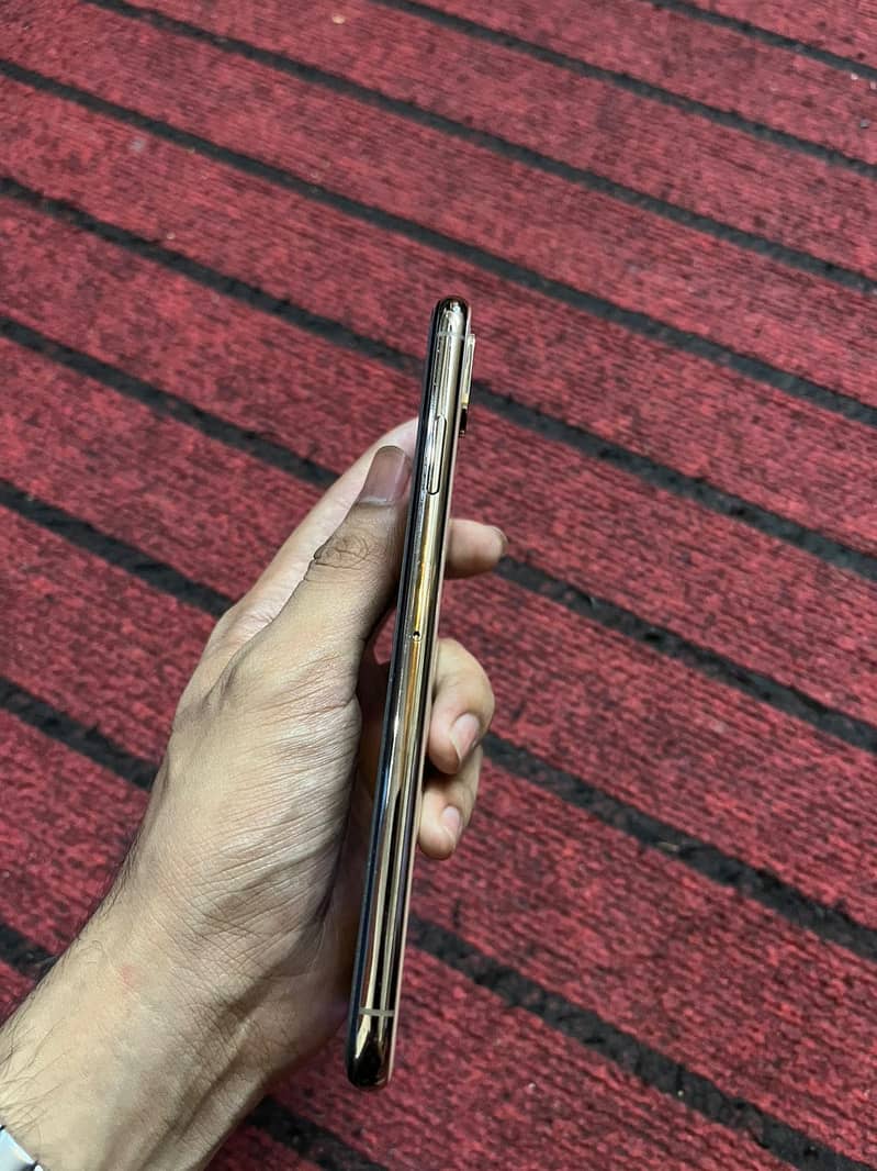 Apple iPhone XS Max 7