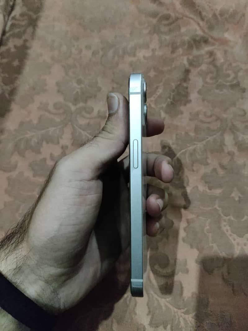 Apple iPhone 13 5