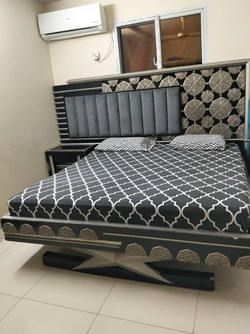 King size bed 0