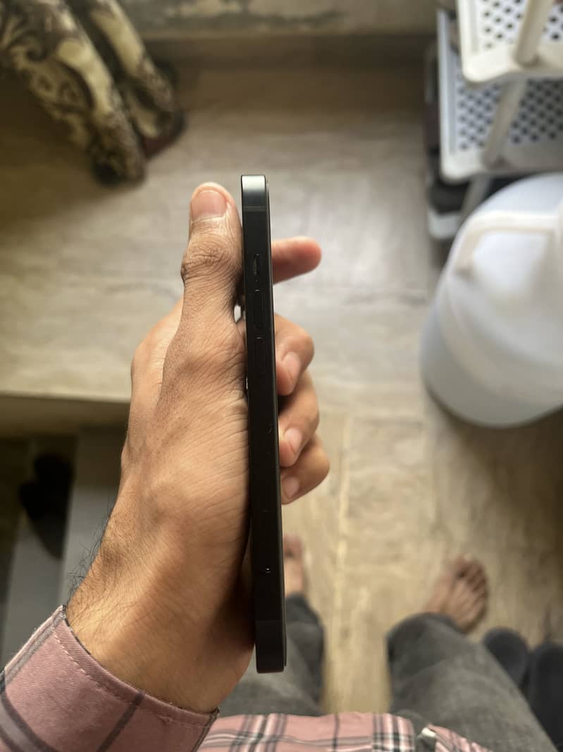 Apple iPhone 13 jv 0