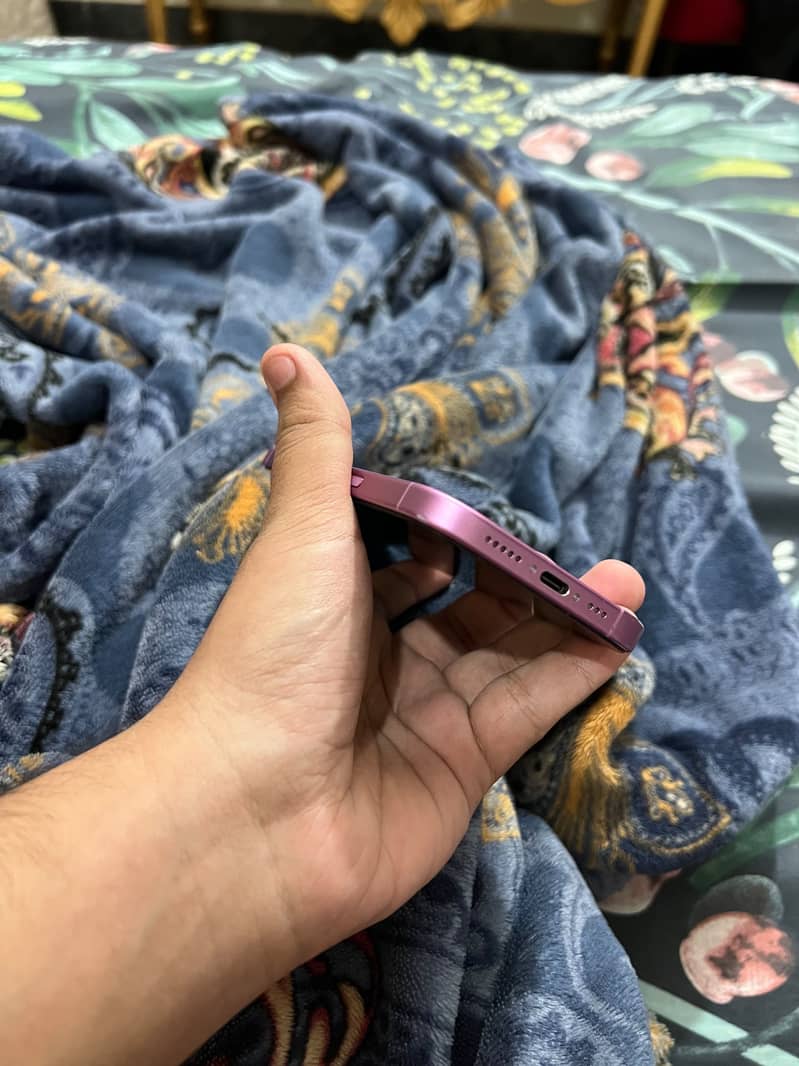 Apple iPhone 16 4
