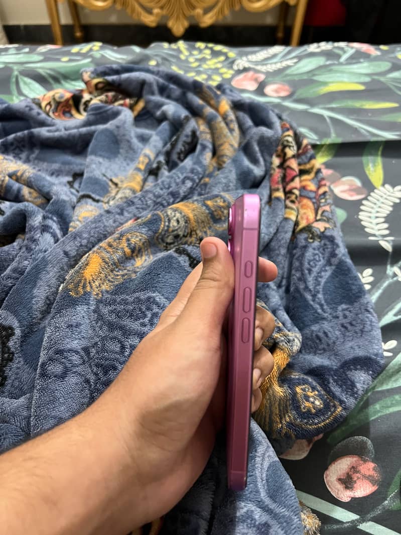 Apple iPhone 16 6
