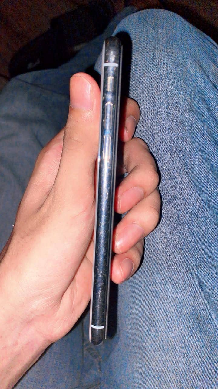 Apple iPhone X 4