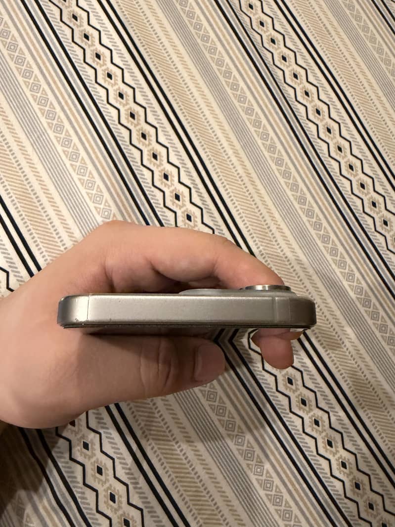 Apple iPhone 15 Pro Max 4