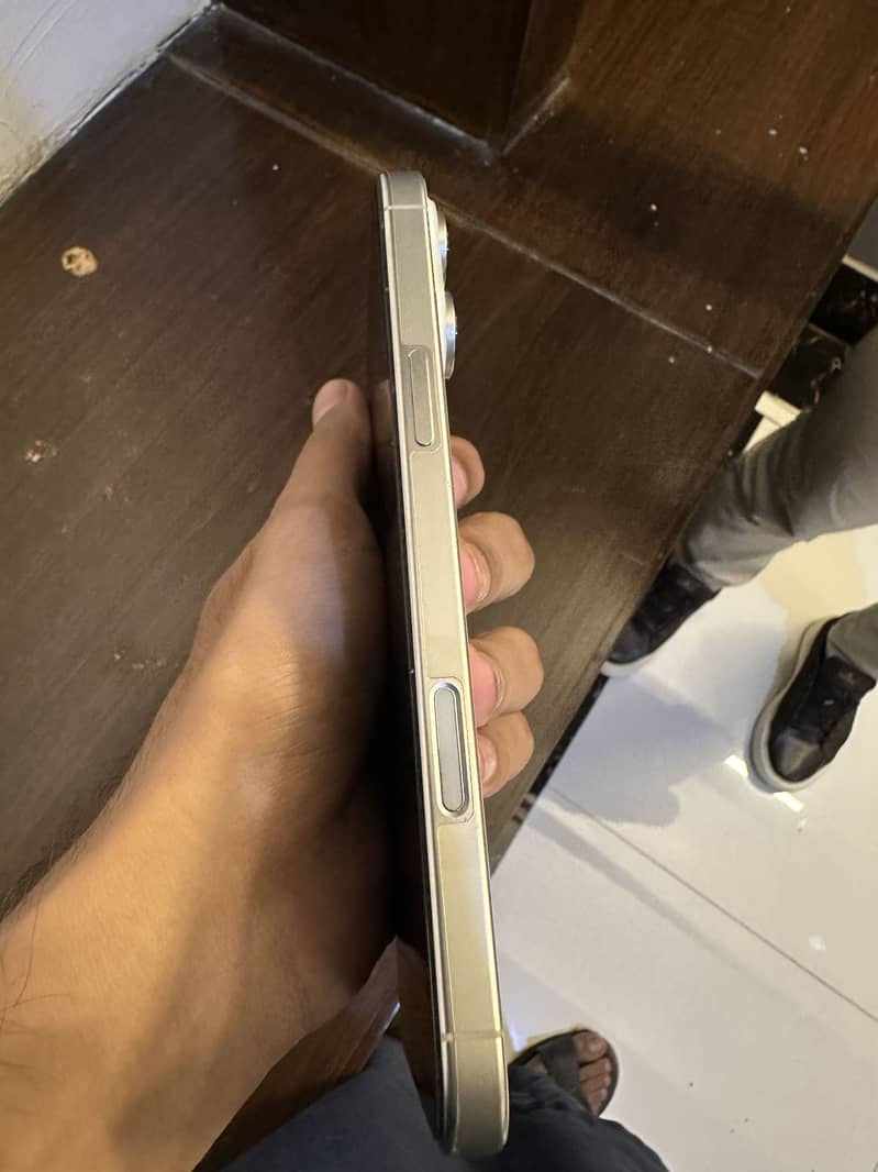 Apple iPhone 16 Pro Max 2