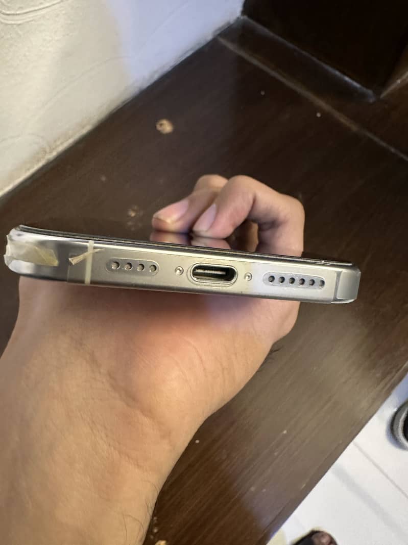 Apple iPhone 16 Pro Max 4