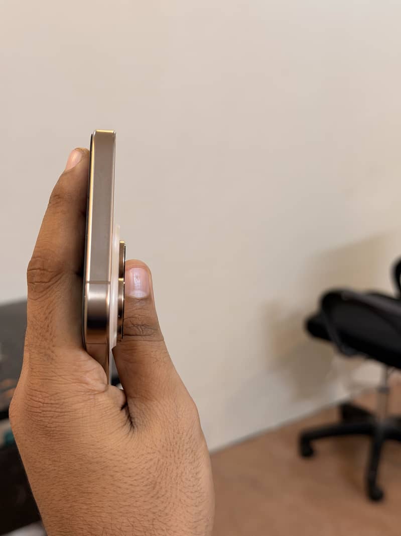 Apple iPhone 16 Pro Max 4