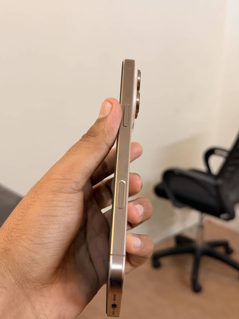 Apple iPhone 16 Pro Max 6