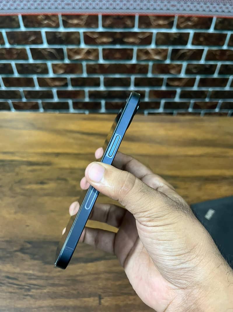 Apple iPhone 13 2