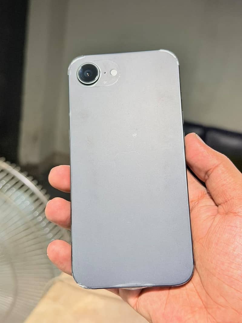 Apple iPhone 16e 0