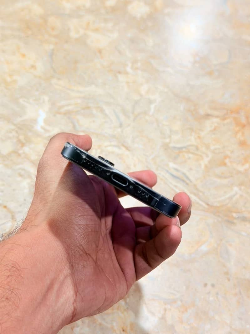 Apple iPhone 16e 1