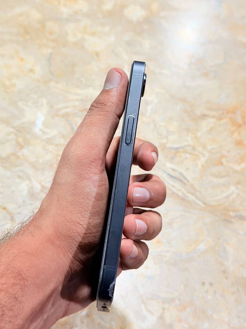 Apple iPhone 16e 3