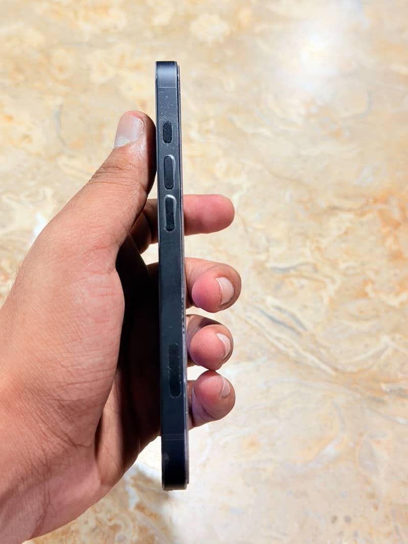 Apple iPhone 16e 4