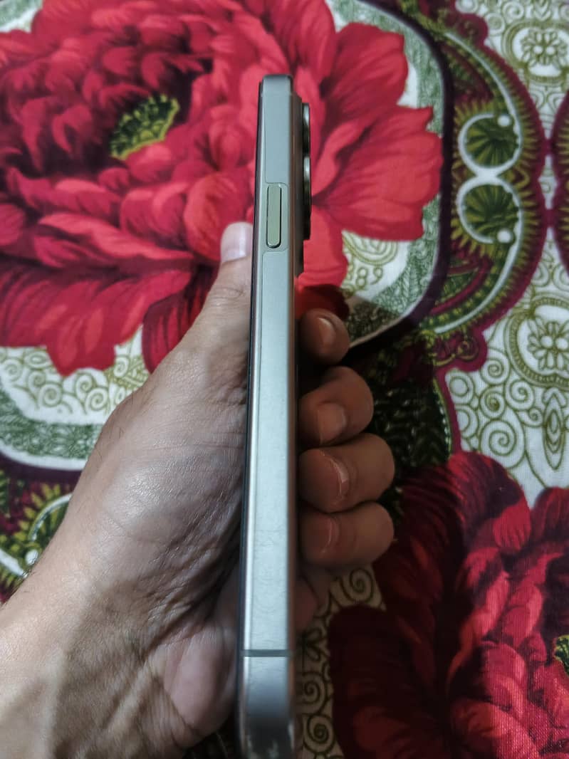 Apple iPhone 15 Pro Max 2